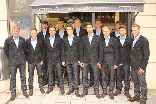 Meindl Anzüge für dasn Löwenteam (©Foto: Martin Schmitz)